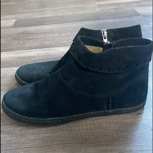 UGG SHENANDOAH BLACK FRINGE MOCCASIN BOOTS
